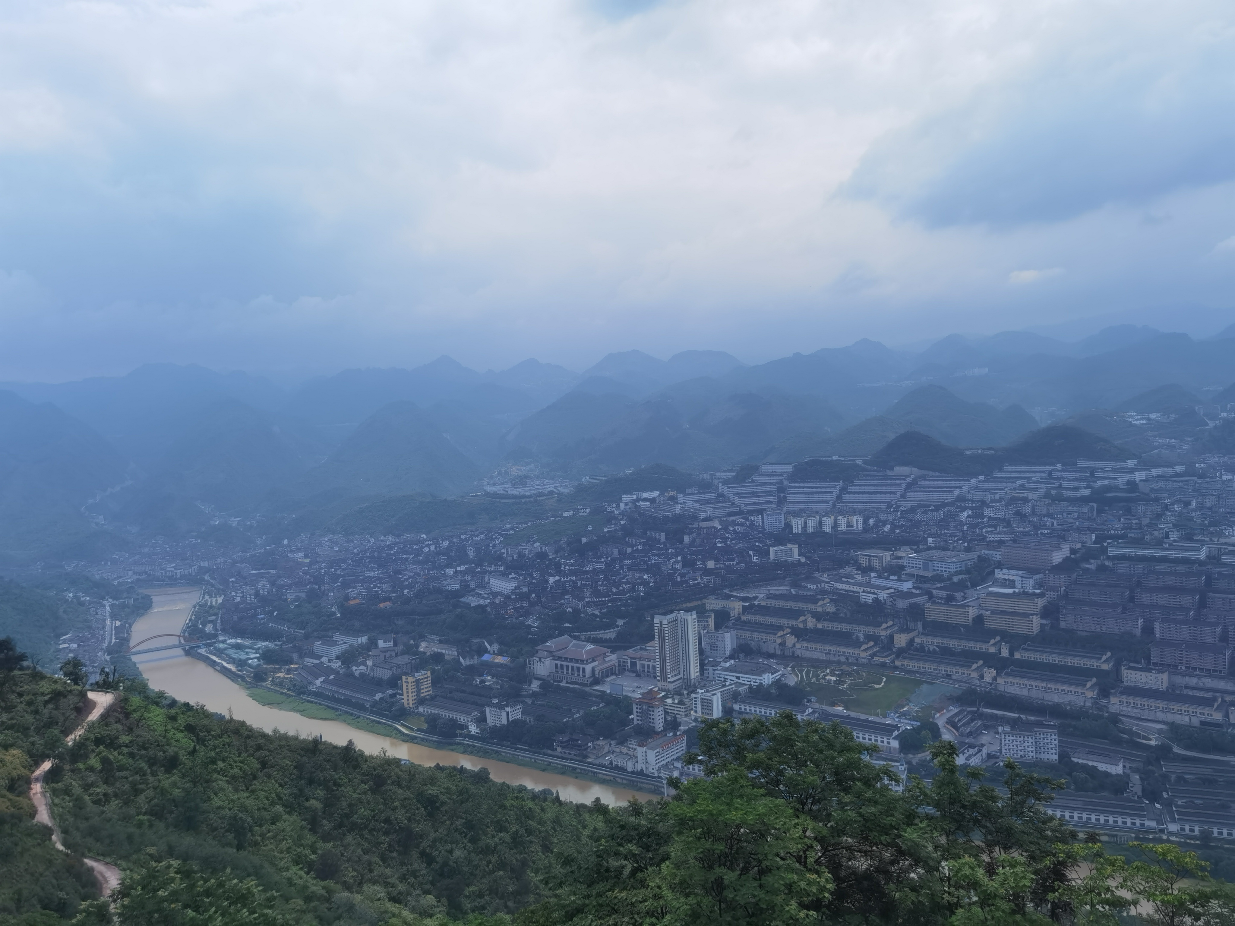 坤源龍酒傳承百年(nián)釀酒技(jì)藝的(de)行(xíng)業(yè)典範