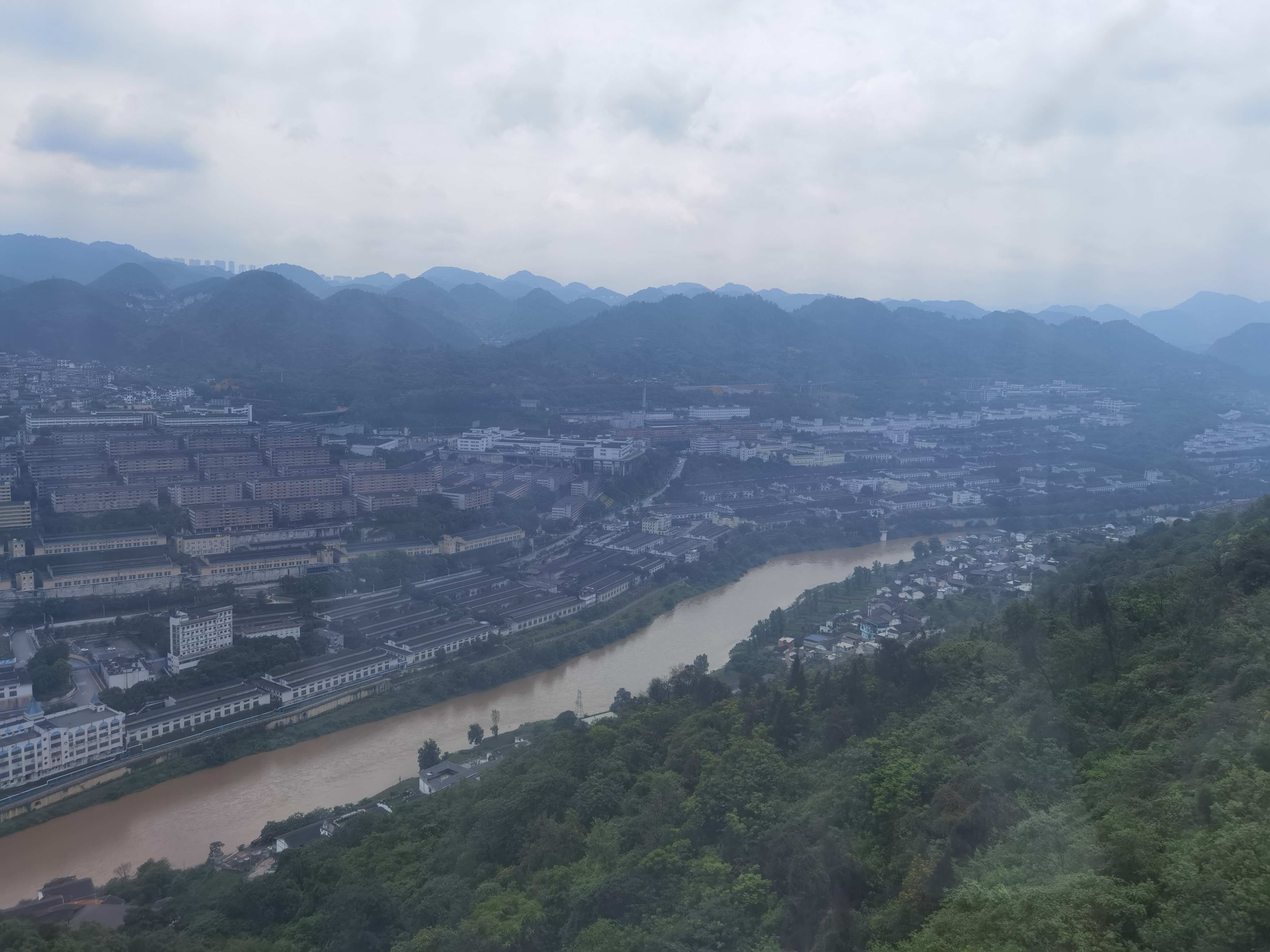 坤源龍酒傳承百年(nián)釀酒技(jì)藝，瞄準國(guó)際市(shì)場(chǎng)